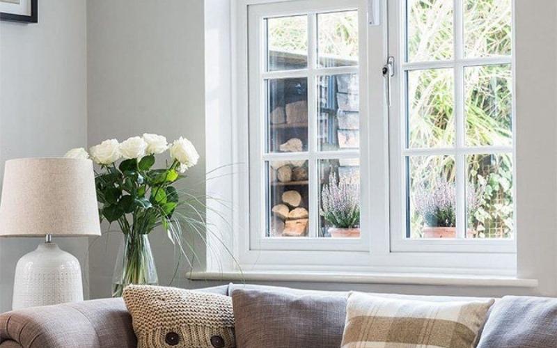 Phào chỉ cửa sổ nhỏ che khoảng trống với tường