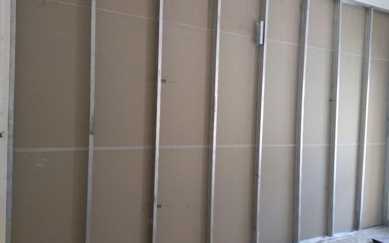 Lắp đặt các thanh ngang và thanh đứng trước khi lắp tấm thạch cao
