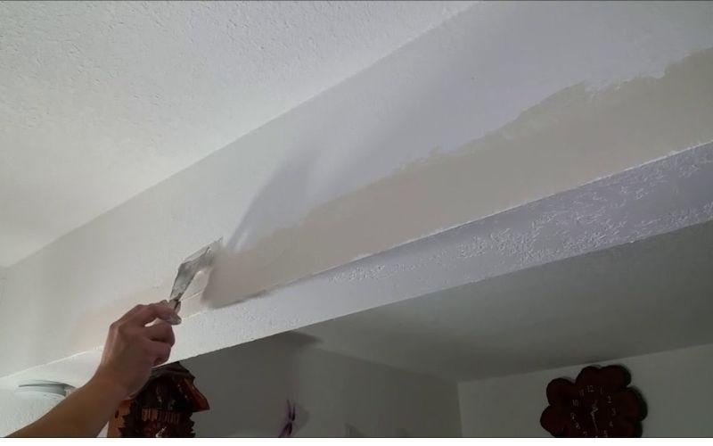 Dùng bột phủ lên vết nứt trên trần thạch cao