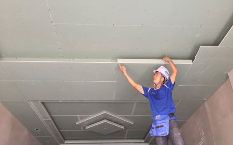 Lắp đặt tấm thạch cao vào khung xương